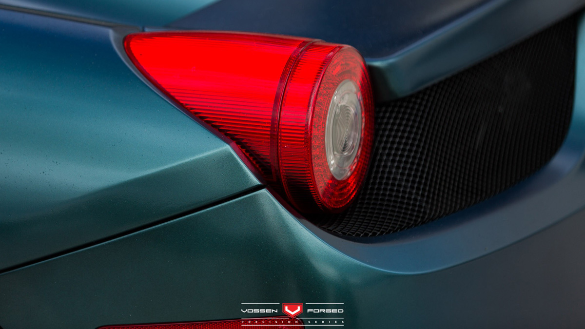 UM FERRARI F458 ITALIA PINTADO COM PLASTI DIP E EQUIPADO COM RODAS VOSSEN, foto 8