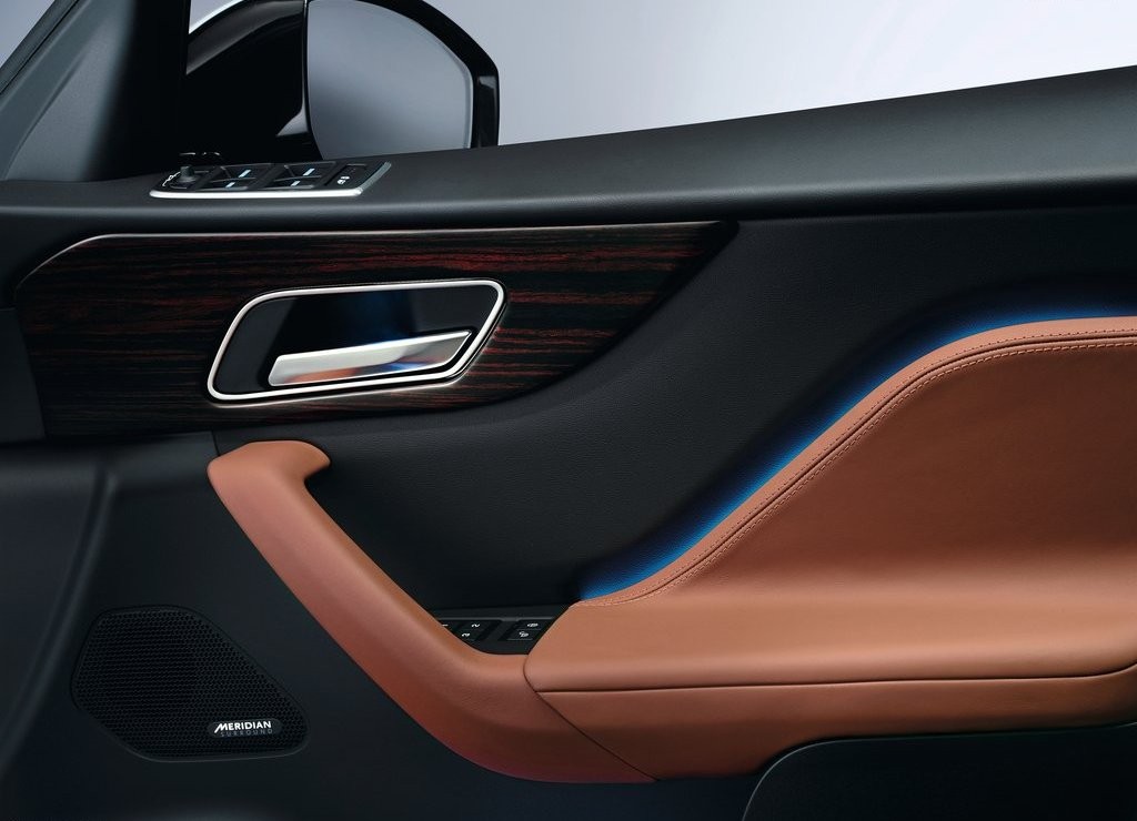 JAGUAR F-PACE É DESVENDADO EM FRANKFURT, foto 54