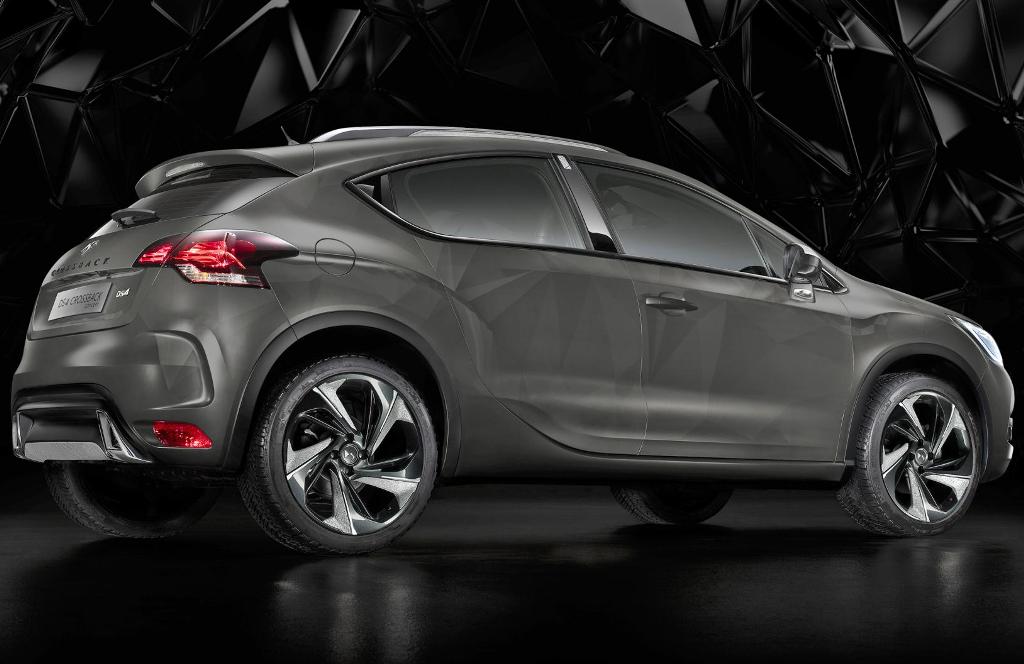 DS 4 CROSSBACK CONCEPT MOSTRA INSERÇÕES DE PEDRA NA CARROCERIA, foto 3