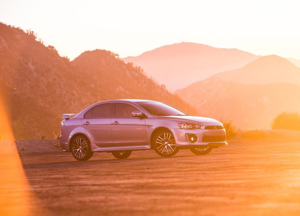 MITSUBISHI LANCER SEGUE VIVO COM UM NOVO RESTYLING, foto 4