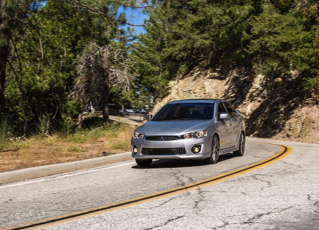 MITSUBISHI LANCER SEGUE VIVO COM UM NOVO RESTYLING, foto 7