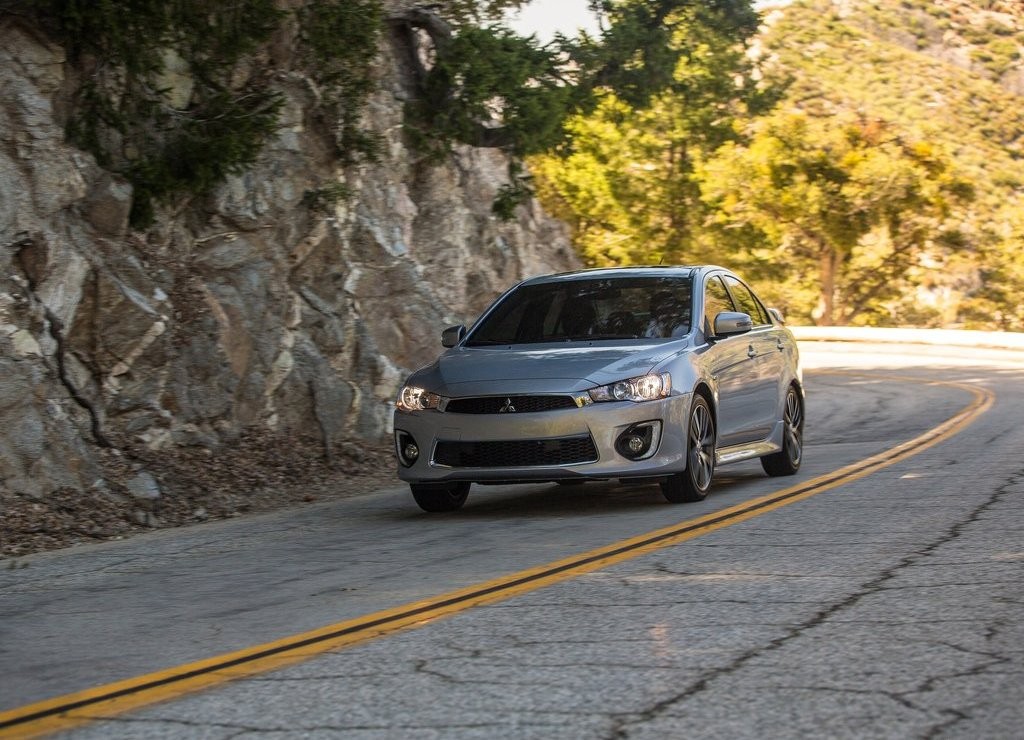 MITSUBISHI LANCER SEGUE VIVO COM UM NOVO RESTYLING, foto 9