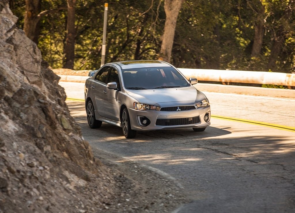 MITSUBISHI LANCER SEGUE VIVO COM UM NOVO RESTYLING, foto 11
