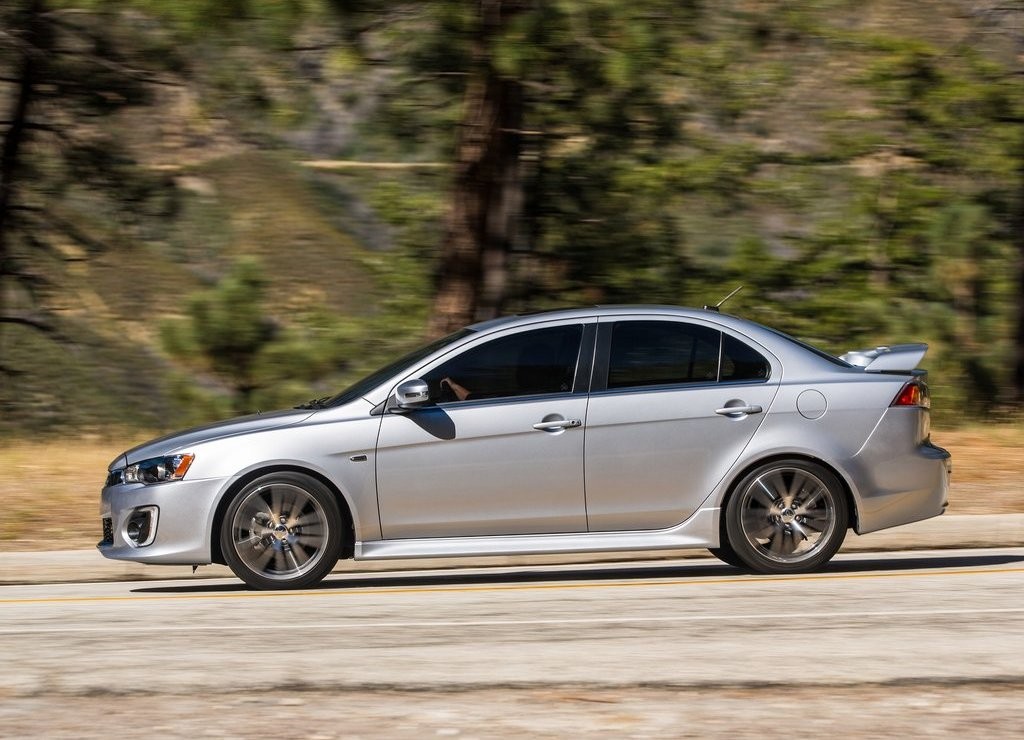 MITSUBISHI LANCER SEGUE VIVO COM UM NOVO RESTYLING, foto 13