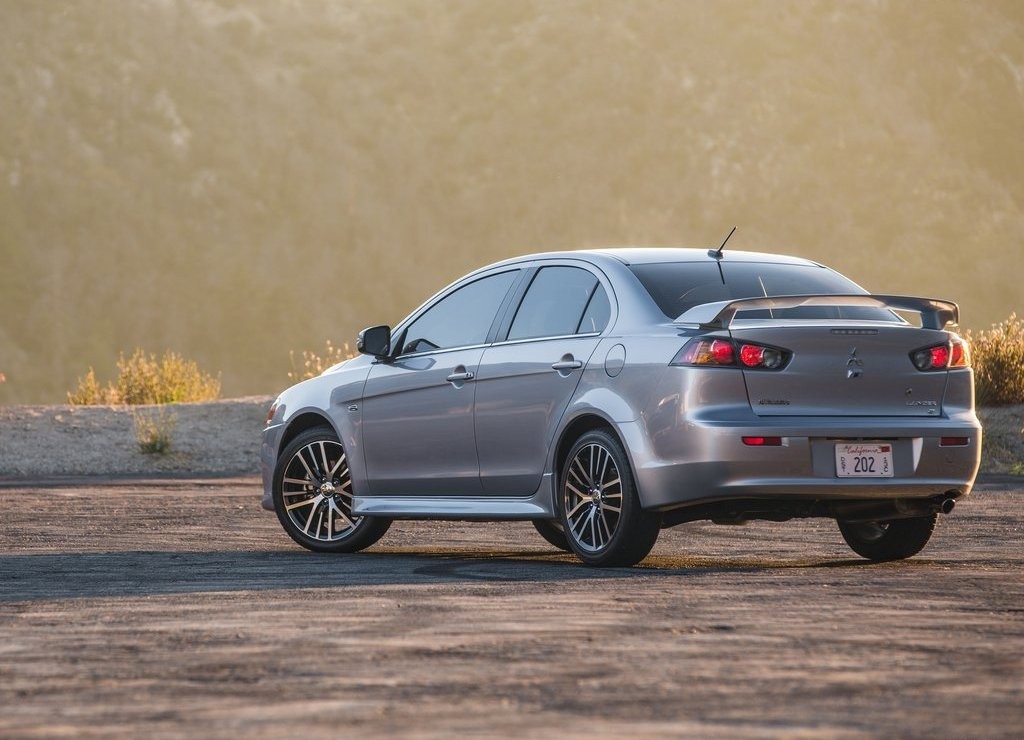 MITSUBISHI LANCER SEGUE VIVO COM UM NOVO RESTYLING, foto 15
