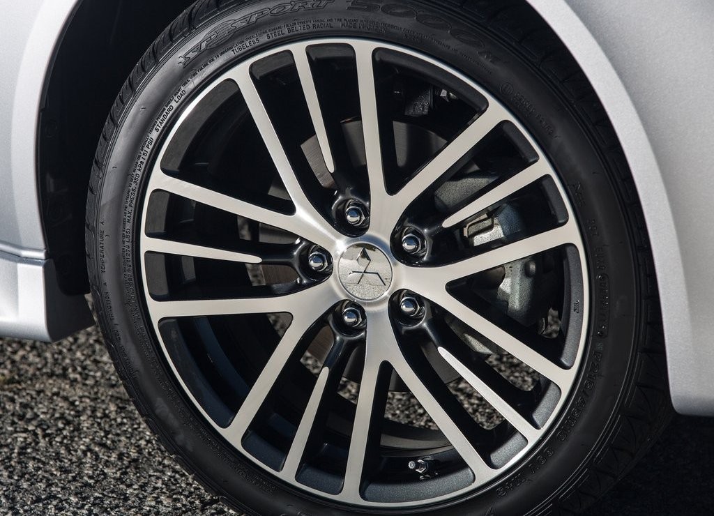 MITSUBISHI LANCER SEGUE VIVO COM UM NOVO RESTYLING, foto 40