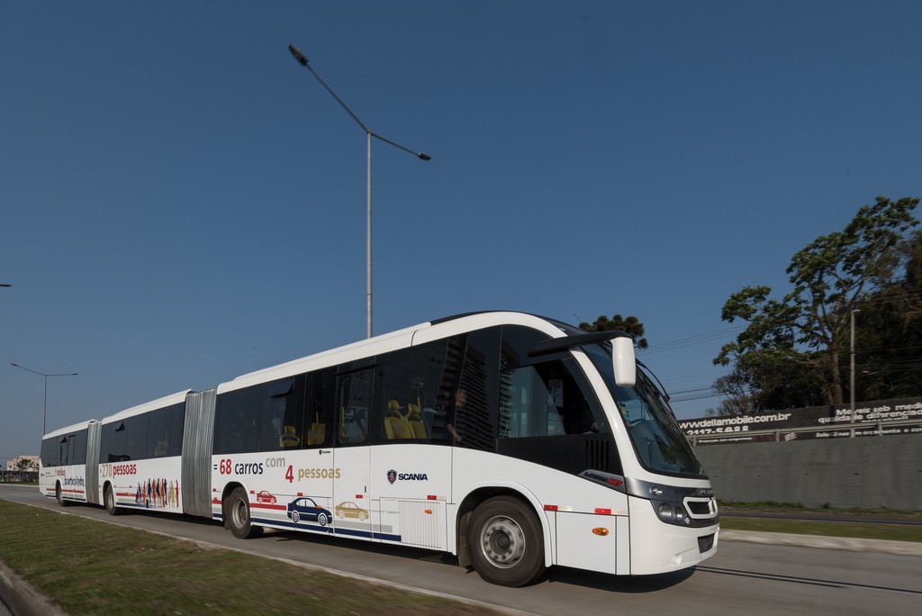 SCANIA MOSTRA ÔNIBUS QUE PODE TIRAR ATÉ 135 CARROS DAS RUAS, foto 1