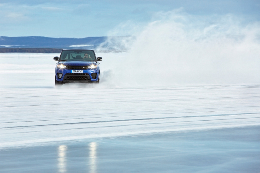RANGE ROVER SPORT SVR PERCORRE TRAÇADO DE SILVERSTONE EM LAGO CONGELADO NO ÁRTICO, foto 2