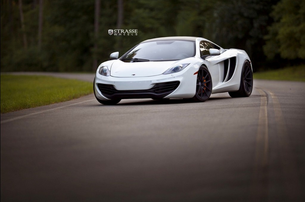 AMS PERFORMANCE EQUIPA UM McLAREN MP4-12C COM RODAS DA STRASSE, foto 1