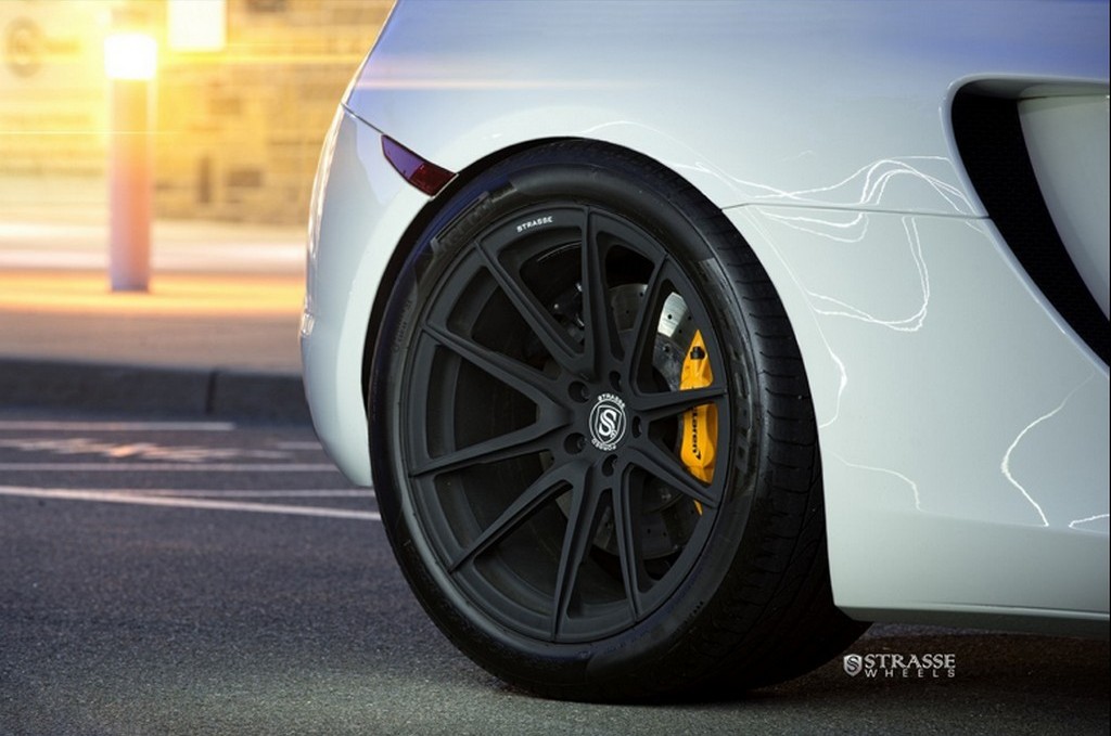 AMS PERFORMANCE EQUIPA UM McLAREN MP4-12C COM RODAS DA STRASSE, foto 2