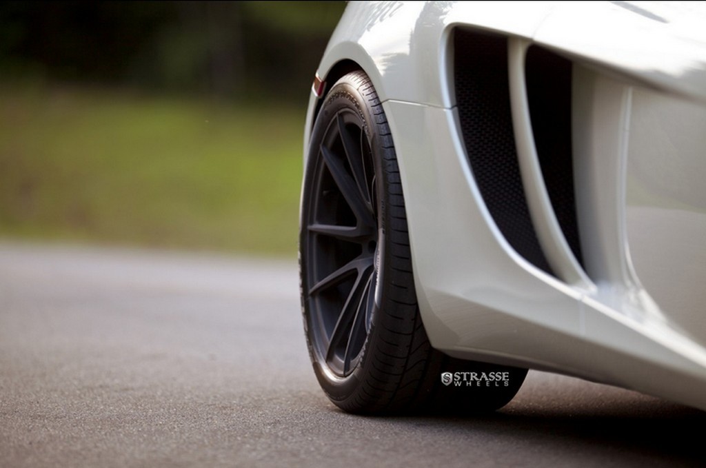 AMS PERFORMANCE EQUIPA UM McLAREN MP4-12C COM RODAS DA STRASSE, foto 4