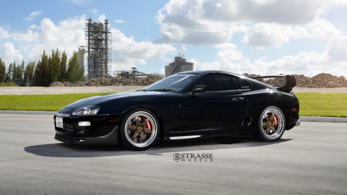 TOYOTA SUPRA COM RODAS DA STRASSE: UM ESPORTIVO ELEGANTE E CLÁSSICO, foto 1