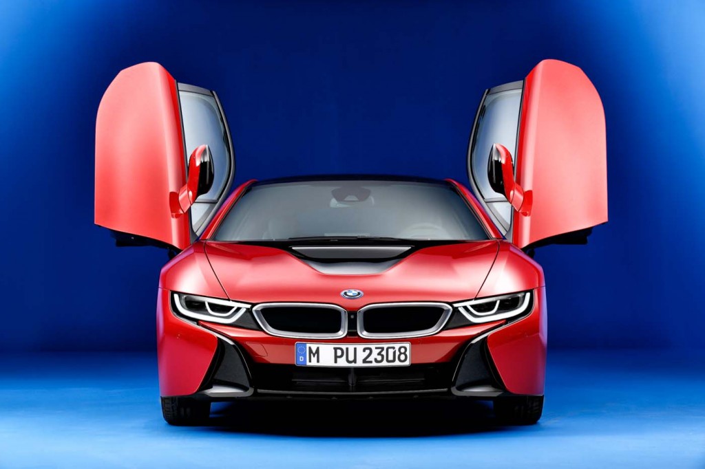 BMW i8 PROTONIC RED EDITION: UNIFORME VERMELHO PARA GENEBRA, foto 1