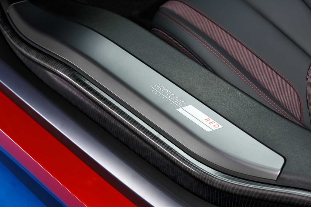 BMW i8 PROTONIC RED EDITION: UNIFORME VERMELHO PARA GENEBRA, foto 8