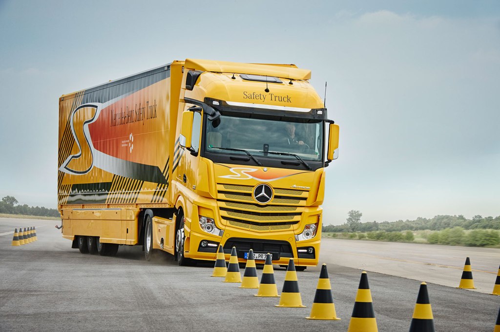 PIONEIRISMO DA MERCEDES-BENZ EM SISTEMAS DE SEGURANÇA É DESTAQUE NO MAIOR EVENTO DE CAMINHÕES CLÁSSICOS DA EUROPA, foto 3