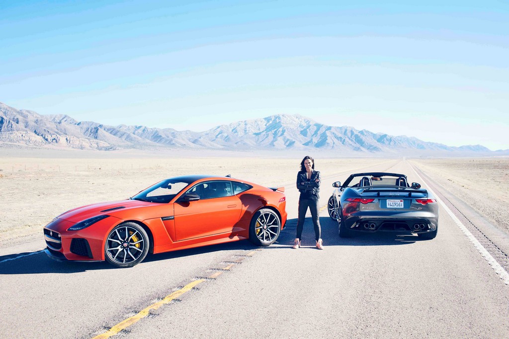 MICHELLE RODRIGUEZ LEVA O JAGUAR F-TYPE SVR AO LIMITE, foto 1