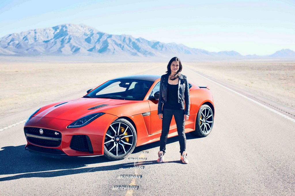 MICHELLE RODRIGUEZ LEVA O JAGUAR F-TYPE SVR AO LIMITE, foto 2
