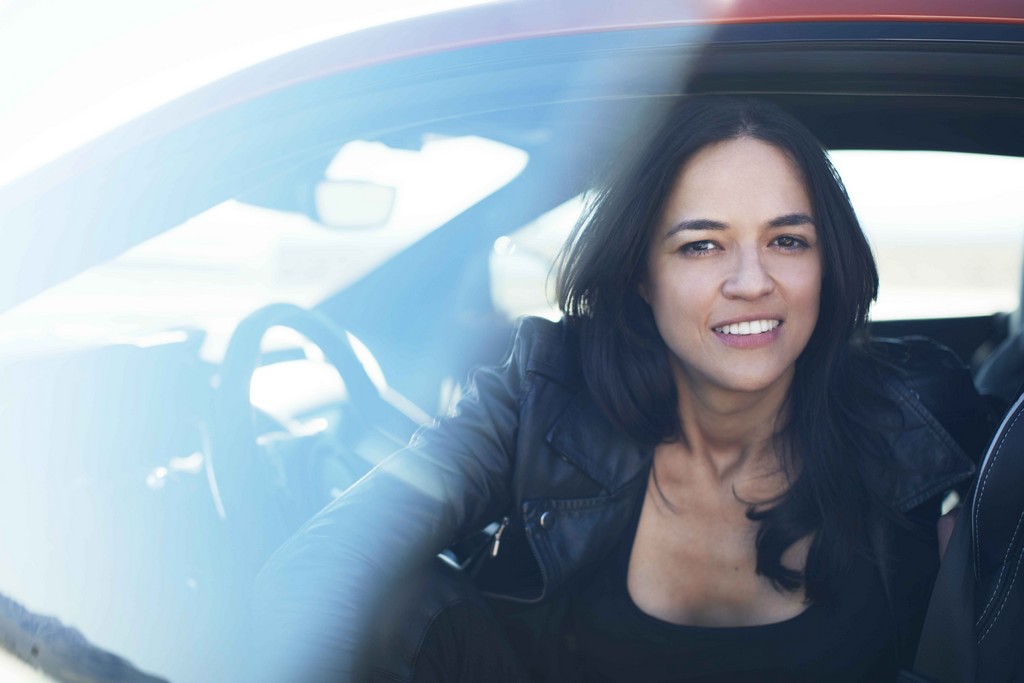 MICHELLE RODRIGUEZ LEVA O JAGUAR F-TYPE SVR AO LIMITE, foto 3