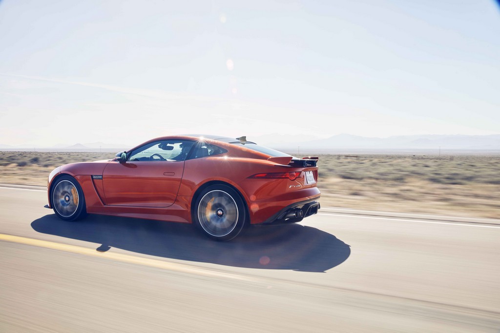 MICHELLE RODRIGUEZ LEVA O JAGUAR F-TYPE SVR AO LIMITE, foto 4