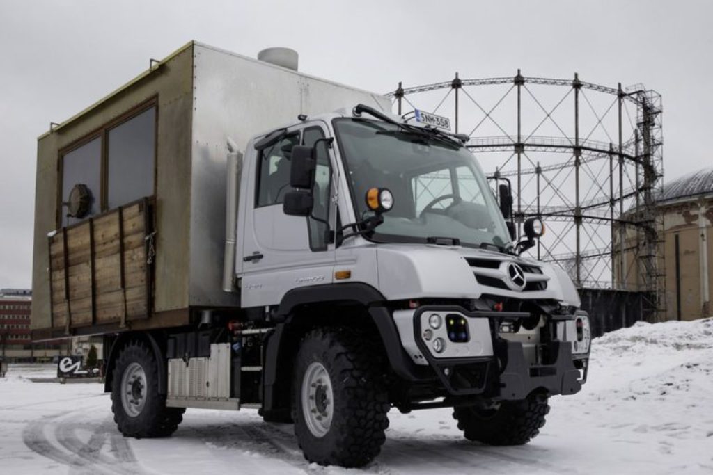 UM MERCEDES-BENZ UNIMOG TRANSFORMADO EM FOODTRUCK QUE PODE CHEGAR A QUALQUER LUGAR, foto 1