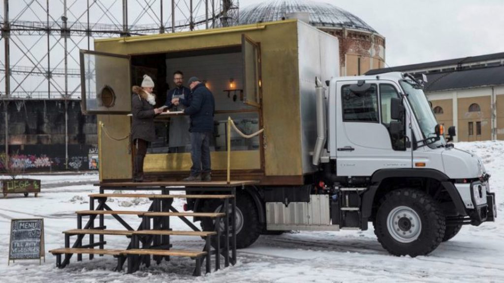 UM MERCEDES-BENZ UNIMOG TRANSFORMADO EM FOODTRUCK QUE PODE CHEGAR A QUALQUER LUGAR, foto 2