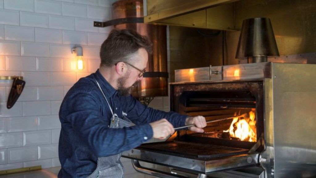 UM MERCEDES-BENZ UNIMOG TRANSFORMADO EM FOODTRUCK QUE PODE CHEGAR A QUALQUER LUGAR, foto 3