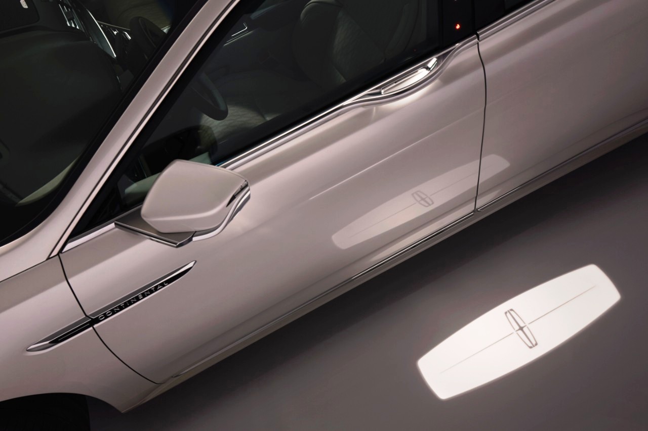 NOVO LINCOLN CONTINENTAL, CLÁSSICO DA FORD, TRAZ MUITA MODERNIDADE E ATÉ UMA TECNOLOGIA DE ‘BOAS-VINDAS’, foto 2