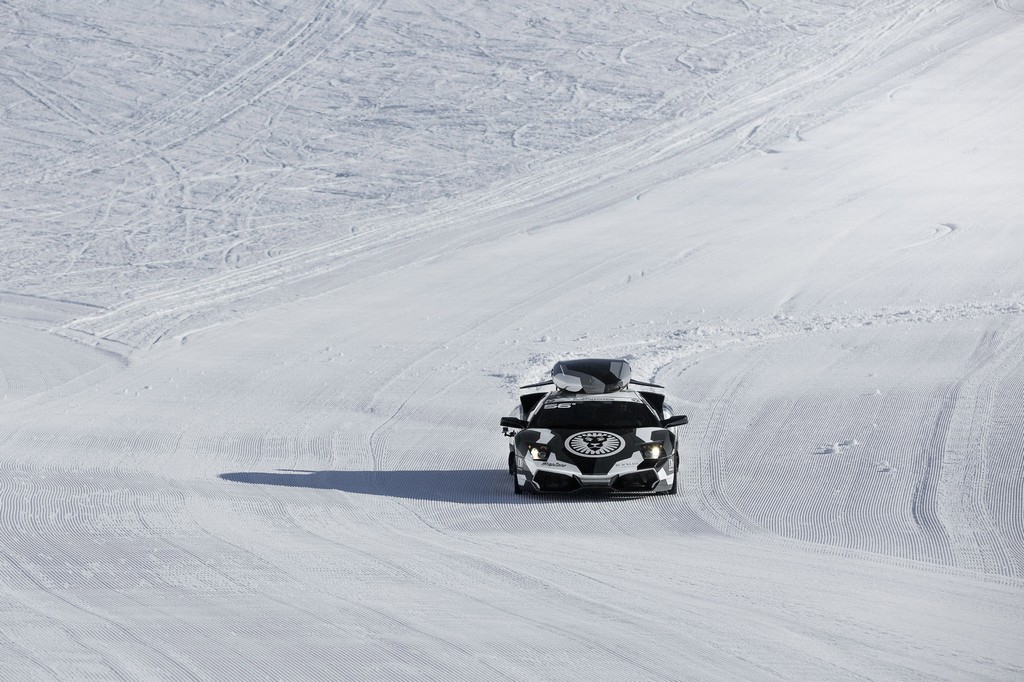 UM LAMBORGHINI MURCIELAGO DE 2006 FAZENDO ACROBACIAS NA NEVE, foto 3