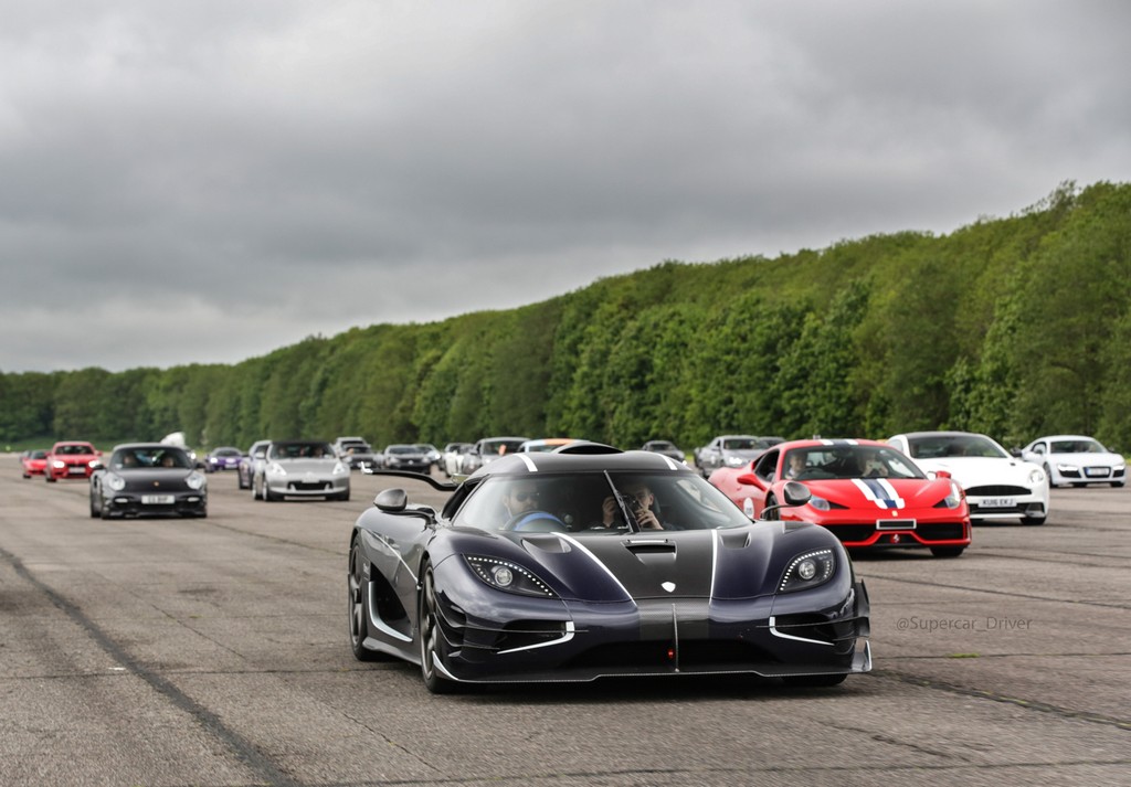 KOENIGSEGG ONE:1 BATE RECORDE DE VELOCIDADE NO VMAX200 NO REINO UNIDO, foto 1