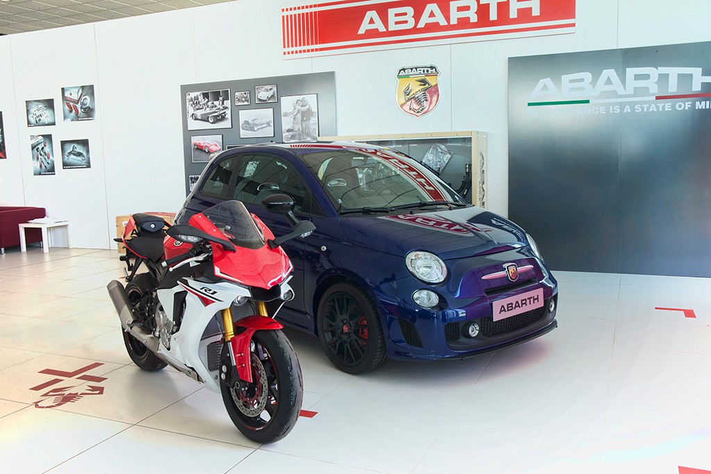 ABARTH 595 YAMAHA FACTORY RACING 99 LIMITED EDITION: EXCLUSIVO PARA O MERCADO ESPANHOL, foto 1