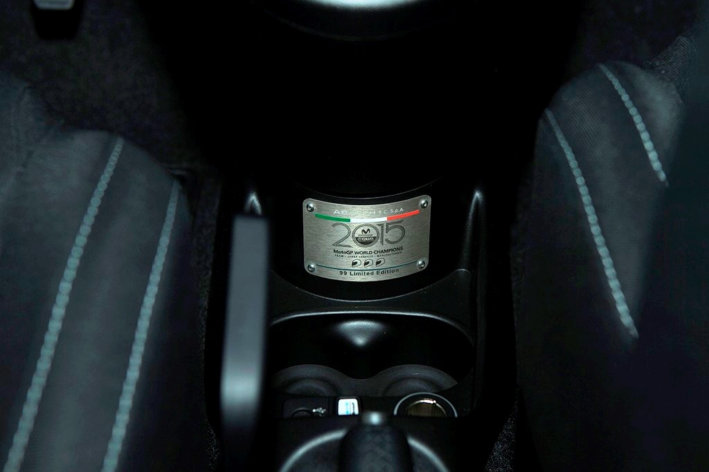 ABARTH 595 YAMAHA FACTORY RACING 99 LIMITED EDITION: EXCLUSIVO PARA O MERCADO ESPANHOL, foto 5