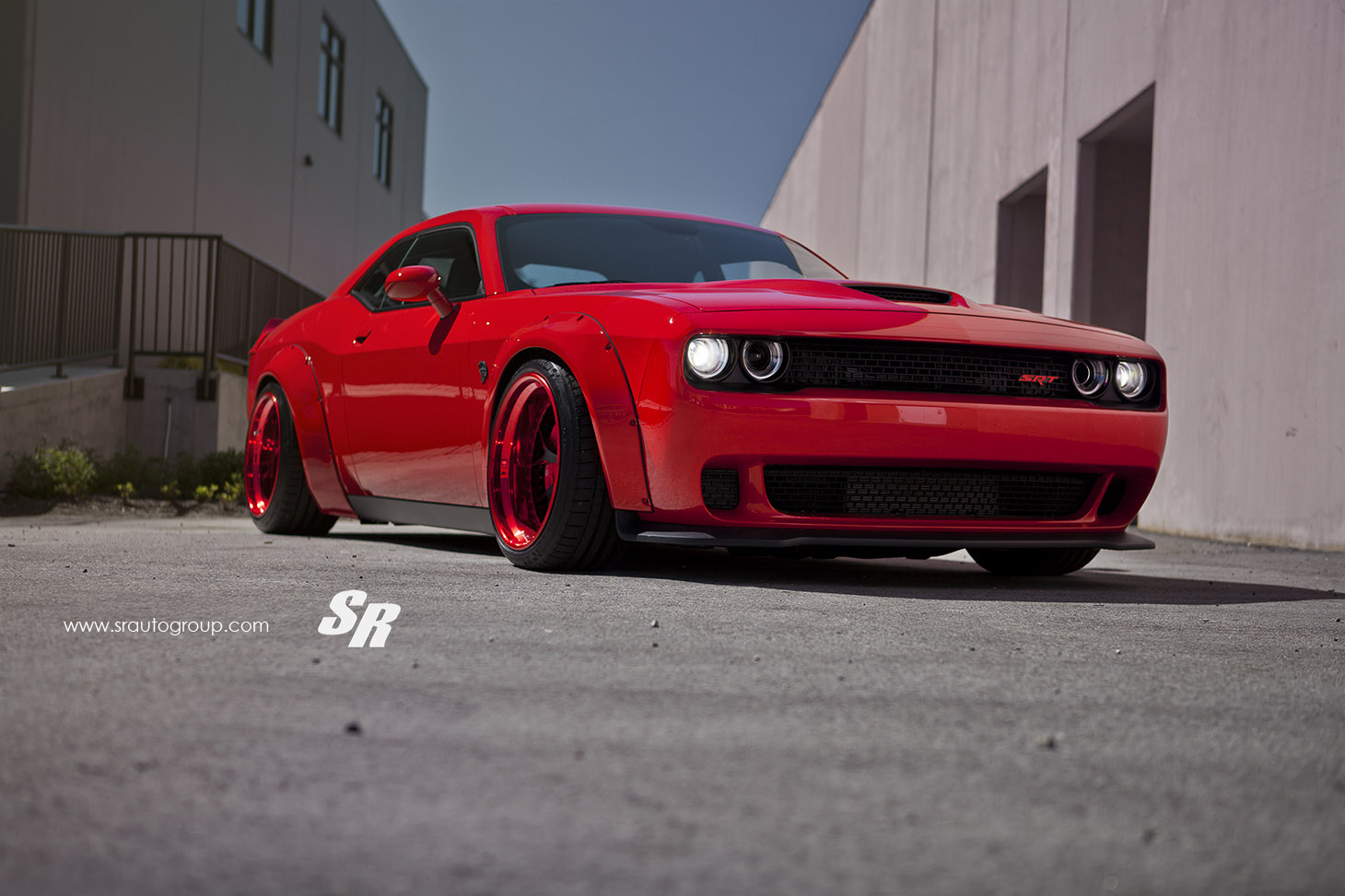 UM DODGE CHALLENGER VERMELHO QUE PARECE TER VINDO DIRETAMENTE DO INFERNO, foto 1