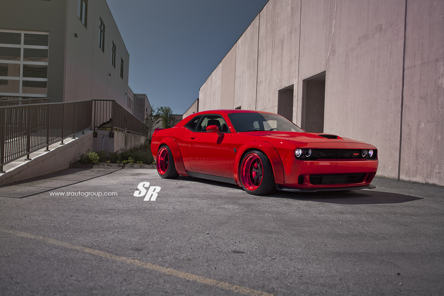 UM DODGE CHALLENGER VERMELHO QUE PARECE TER VINDO DIRETAMENTE DO INFERNO, foto 2