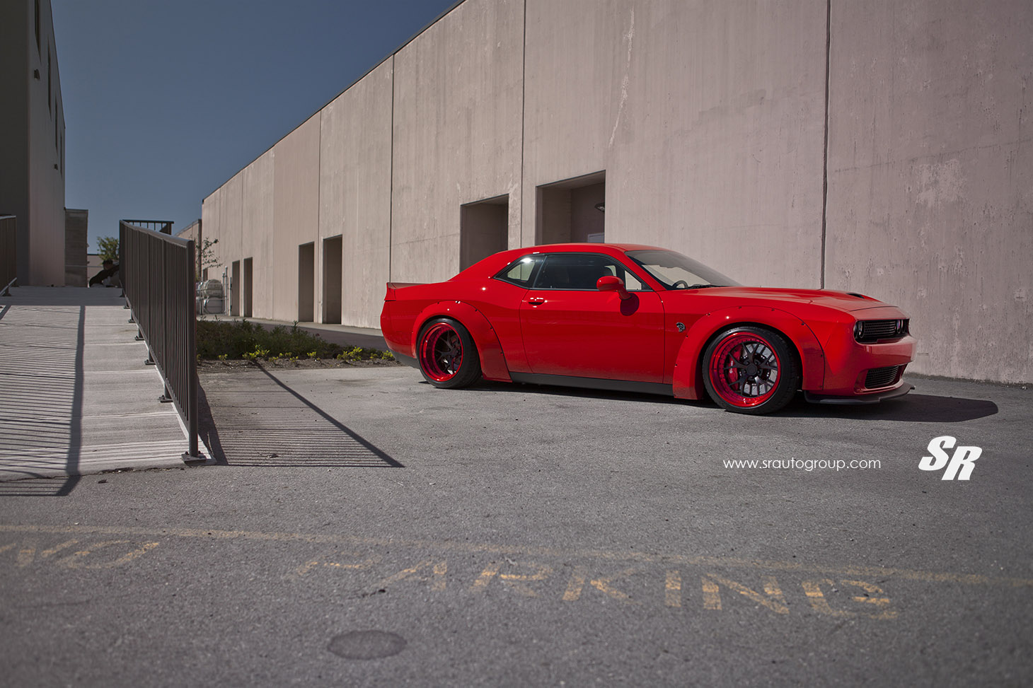 UM DODGE CHALLENGER VERMELHO QUE PARECE TER VINDO DIRETAMENTE DO INFERNO, foto 3