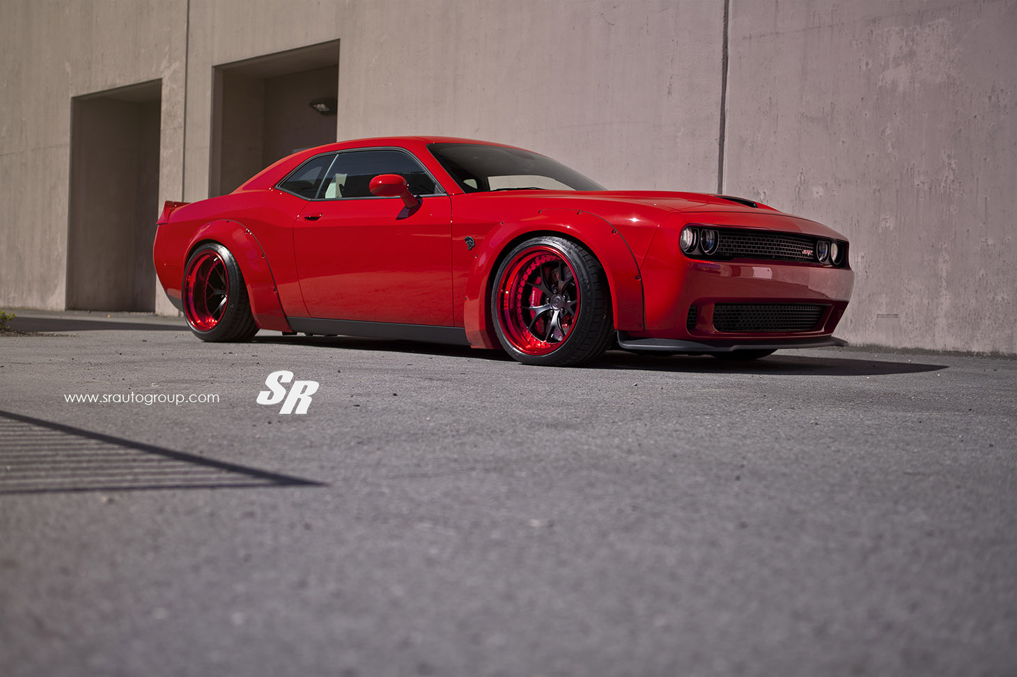 UM DODGE CHALLENGER VERMELHO QUE PARECE TER VINDO DIRETAMENTE DO INFERNO, foto 4