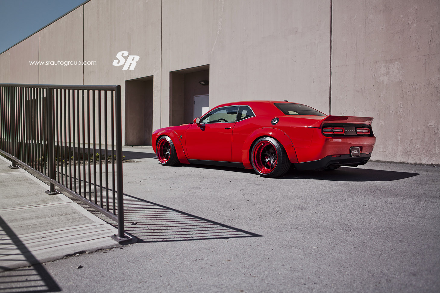UM DODGE CHALLENGER VERMELHO QUE PARECE TER VINDO DIRETAMENTE DO INFERNO, foto 5