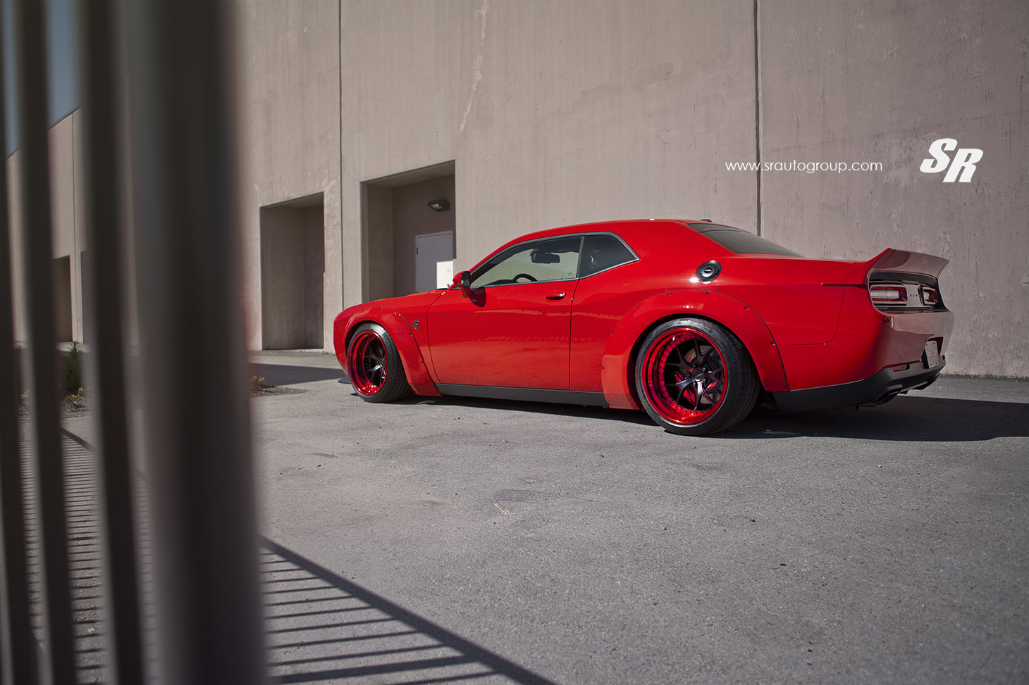 UM DODGE CHALLENGER VERMELHO QUE PARECE TER VINDO DIRETAMENTE DO INFERNO, foto 6