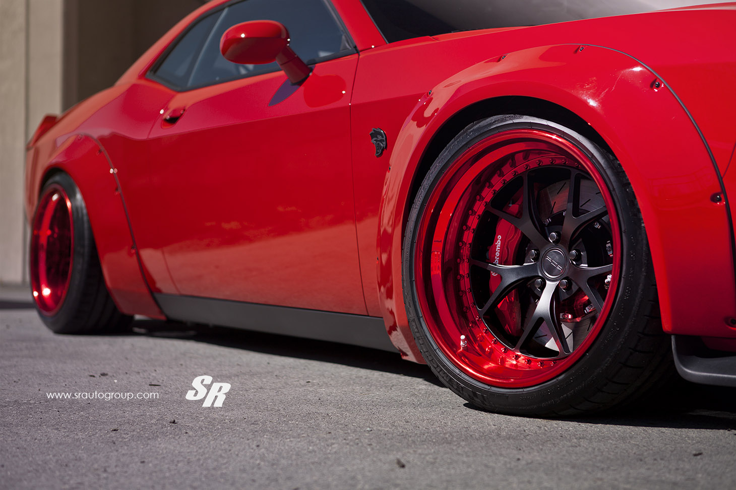 UM DODGE CHALLENGER VERMELHO QUE PARECE TER VINDO DIRETAMENTE DO INFERNO, foto 7