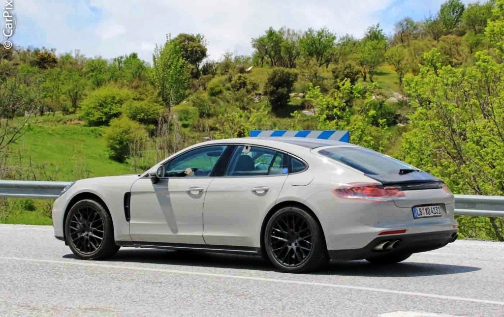NOVO PORSCHE PANAMERA SURGE QUASE SEM CAMUFLAGEM, foto 4
