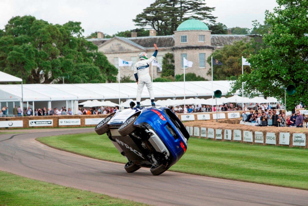 JAGUAR F-PACE EMOCIONA GOODWOOD COM IMPRESSIONANTE EXIBIÇÃO EM DUAS RODAS, foto 1