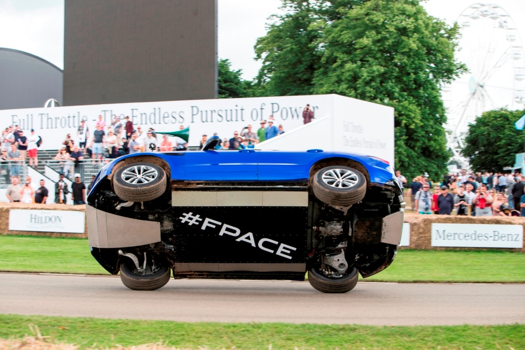 JAGUAR F-PACE EMOCIONA GOODWOOD COM IMPRESSIONANTE EXIBIÇÃO EM DUAS RODAS, foto 2