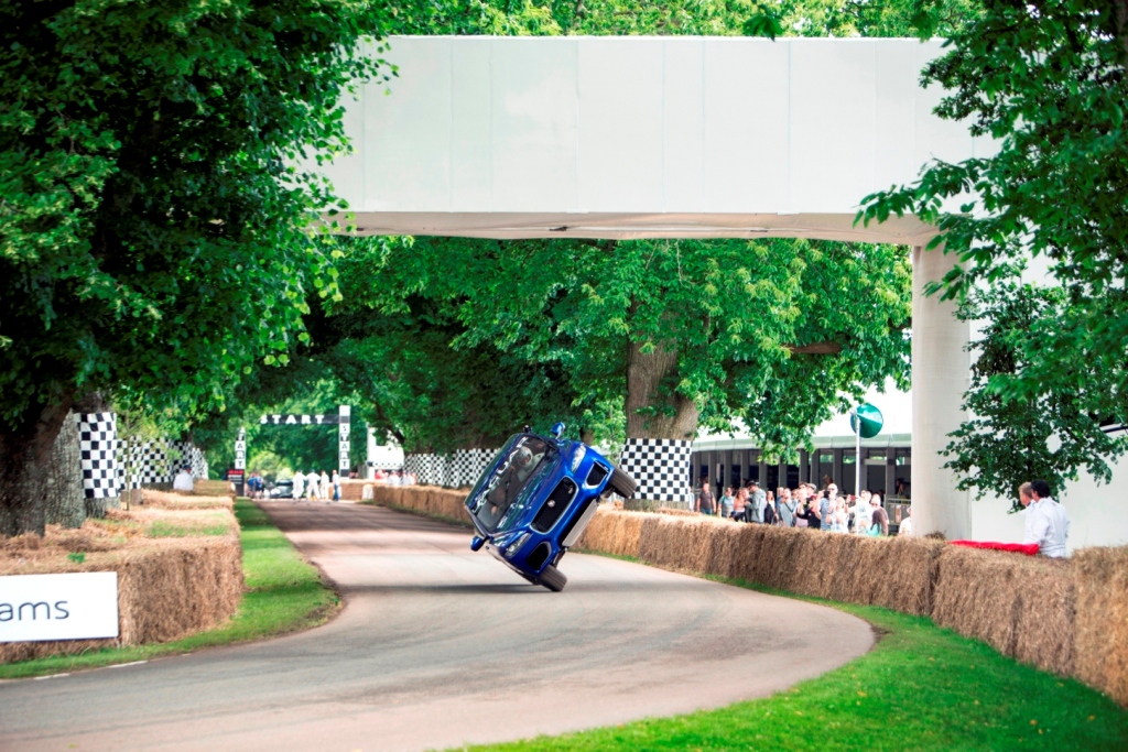 JAGUAR F-PACE EMOCIONA GOODWOOD COM IMPRESSIONANTE EXIBIÇÃO EM DUAS RODAS, foto 3