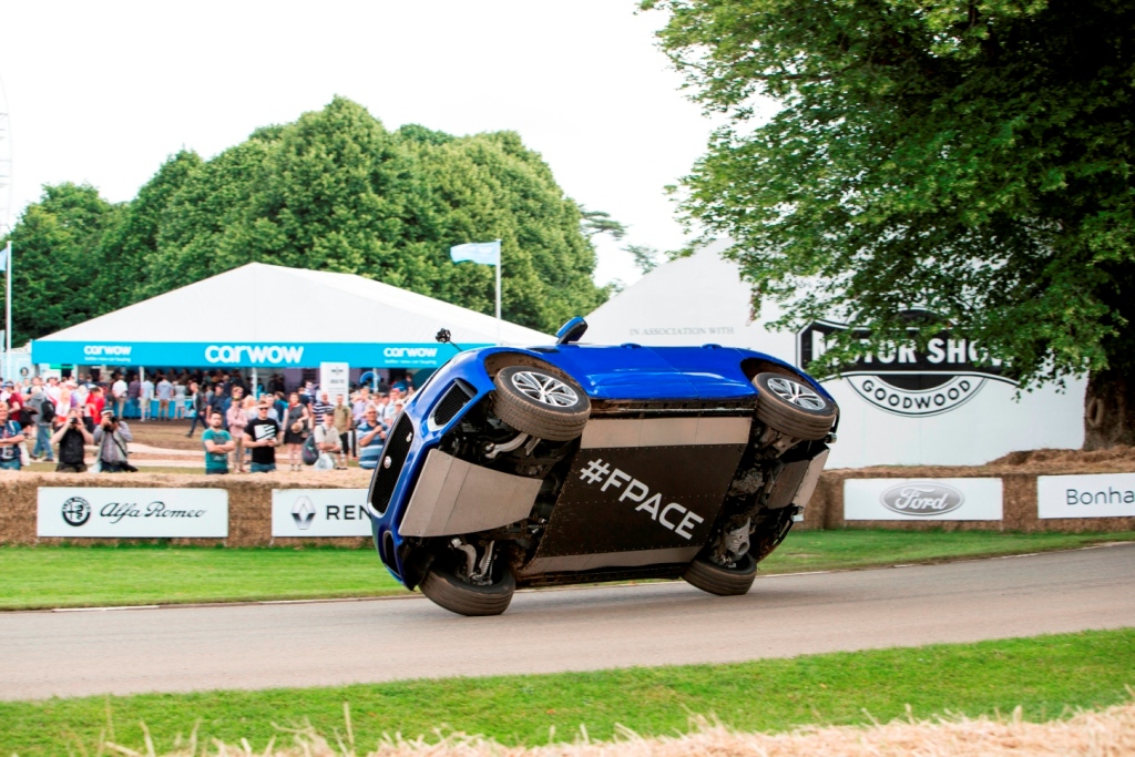 JAGUAR F-PACE EMOCIONA GOODWOOD COM IMPRESSIONANTE EXIBIÇÃO EM DUAS RODAS, foto 4