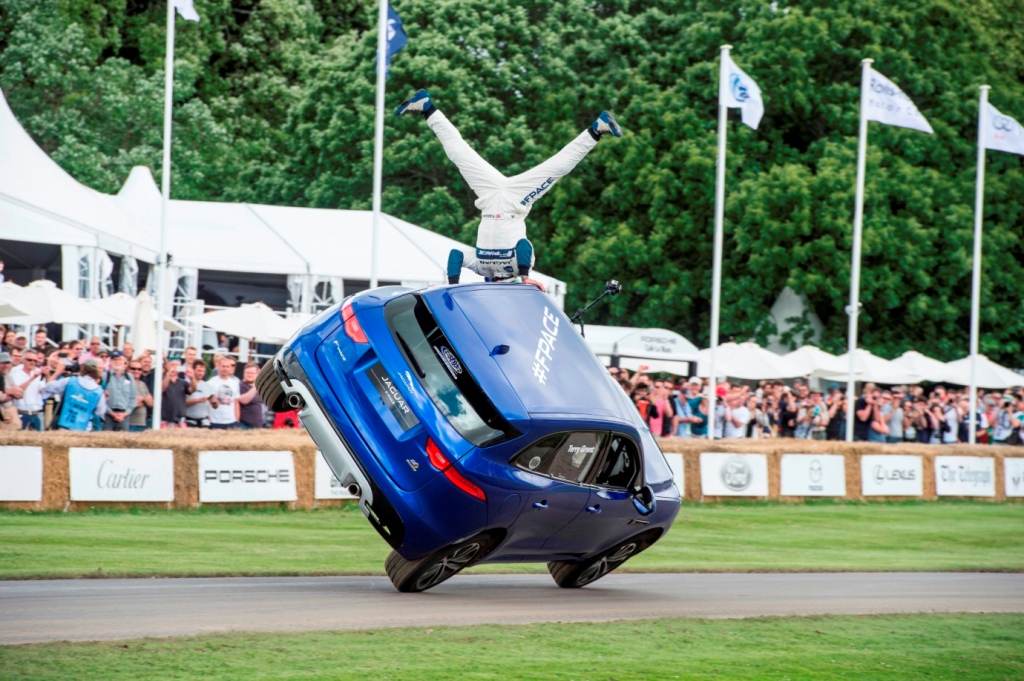 JAGUAR F-PACE EMOCIONA GOODWOOD COM IMPRESSIONANTE EXIBIÇÃO EM DUAS RODAS, foto 5
