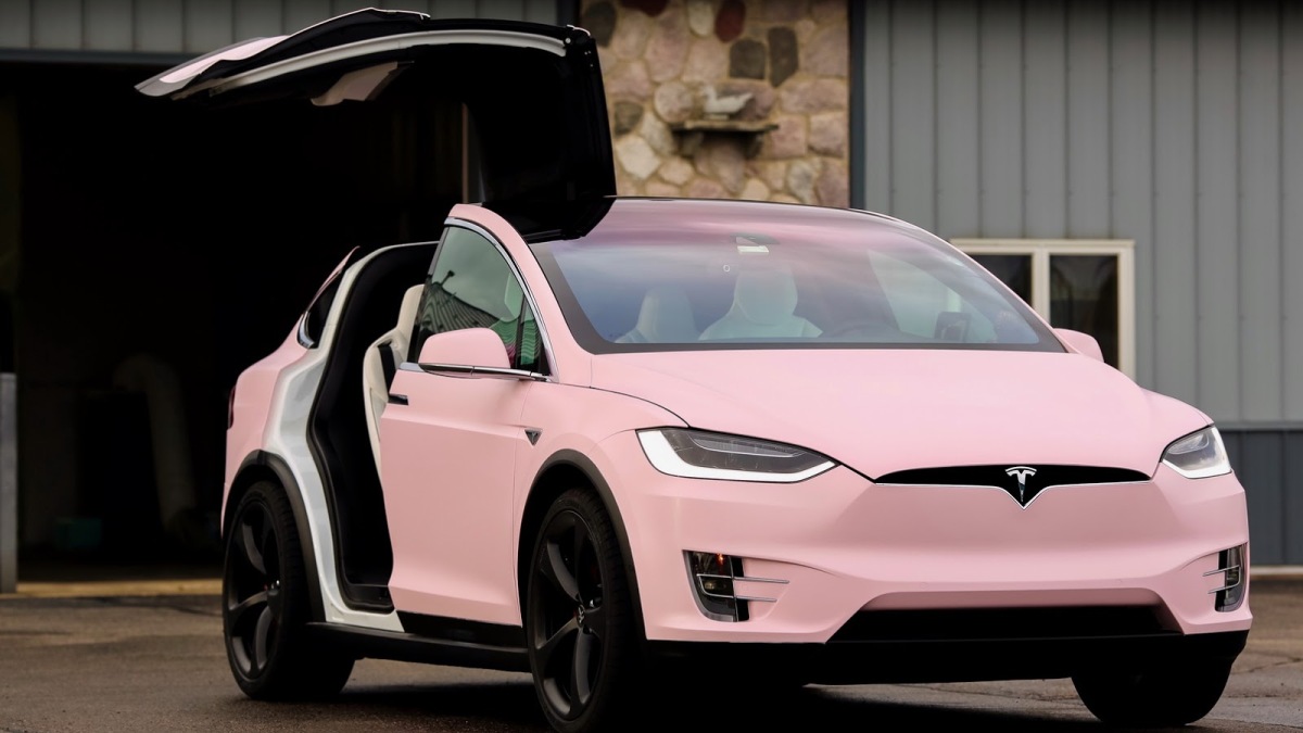 UM TESLA MODEL X PINTADO DE BUBBLEGUM PINK, foto 1