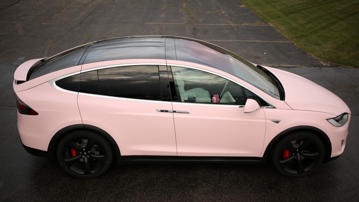 UM TESLA MODEL X PINTADO DE BUBBLEGUM PINK, foto 2