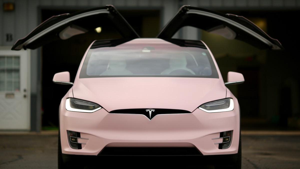 UM TESLA MODEL X PINTADO DE BUBBLEGUM PINK, foto 3