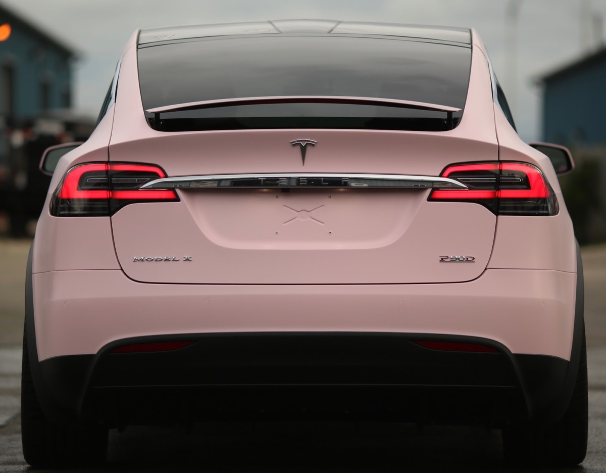 UM TESLA MODEL X PINTADO DE BUBBLEGUM PINK, foto 4