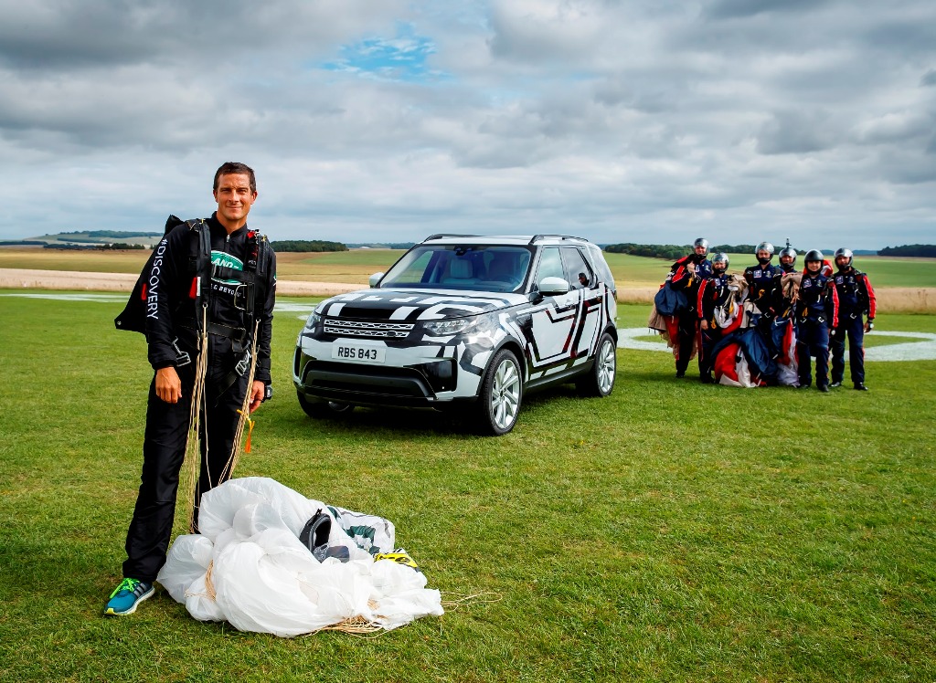 LAND ROVER USA SALTO DE PARAQUEDAS PARA APRESENTAR SUA TECNOLOGIA DE CONFIGURAÇÃO REMOTA DE ASSENTOS, foto 1