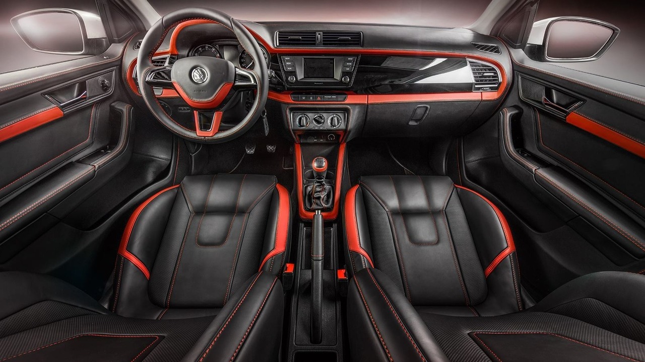 CARLEX DESIGN APRESENTA SEU TRABALHO NO INTERIOR DE UM SKODA FABIA, foto 2